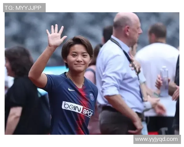 短发足球明星的激情与突破:赛场上的力量与速度之舞 短发足球明星的激情与突破:赛场上的力量与速度之舞