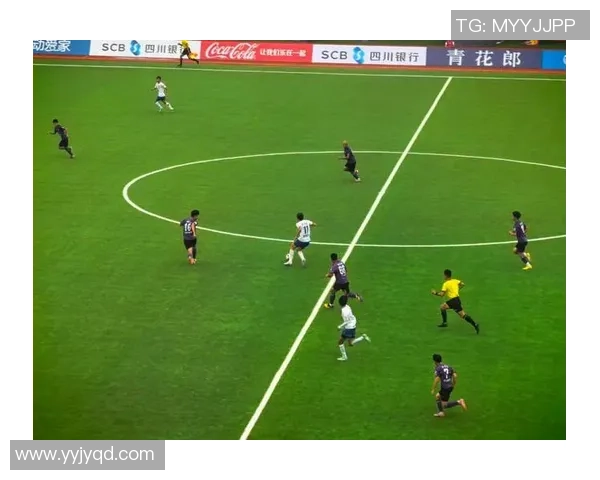 绿茵闪耀巨星风采展现足球英雄拼搏与荣耀瞬间